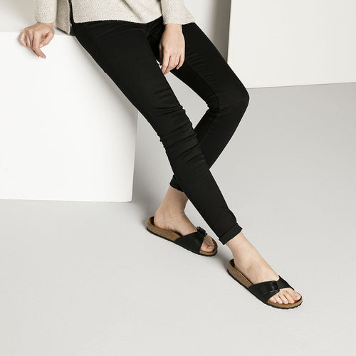 Sandalias Birkenstock Madrid Black, calzado por modelo femenino, primer plano de piernas y pies