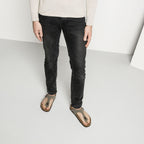 Sandalias Birkenstock Gizeh Stone, calzado por modelo masculino, primer plano de piernas y pies