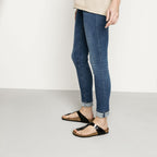 Sandalias Birkenstock Gizeh Patent Black, calzado por modelo femenino, perfil, cuerpo entero