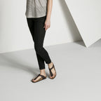 Sandalias Birkenstock Gizeh Oiled Habana, calzado por modelo femenino, de cuerpo entero caminando