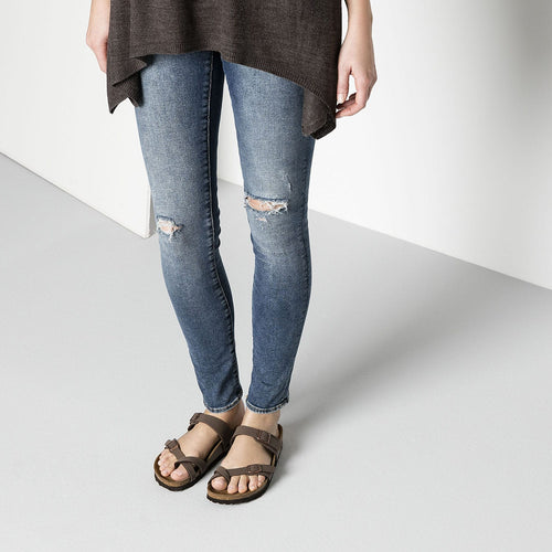 Sandalias Birkenstock Mayari Mocha, calzado por modelo femenino, primer plano de piernas y pies