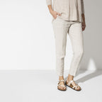 Sandalias Birkenstock Mayari Graceful Pearl White, calzado por modelo femenino, de pie (2)