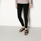 Sandalias Birkenstock Arizona Birko-flor Dark Brown, calzado por modelo femenino, cuerpo completo de pie