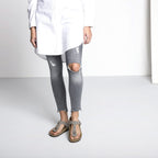 Sandalias Birkenstock Gizeh Stone, calzado por modelo femenino, primer plano de piernas y pies