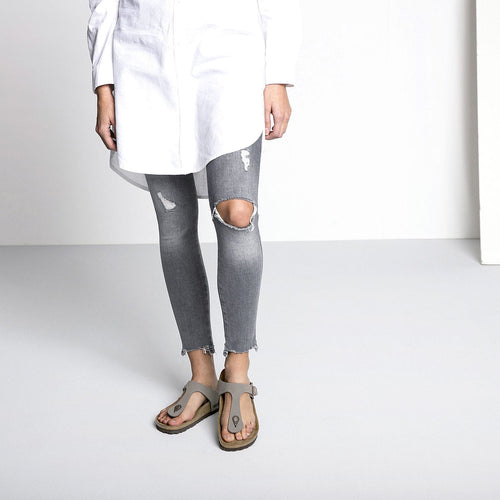 Sandalias Birkenstock Gizeh Stone, calzado por modelo femenino, primer plano de piernas y pies