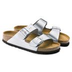 Sandalias Birkenstock Arizona Silver, par completo en tres cuartos