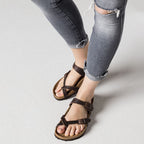 Sandalias Birkenstock Mayari Habana, calzado por modelo femenino, primer plano de los pies