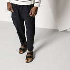 Sandalias Birkenstock Milano Black, calzado por modelo masculino, de cuerpo entero de pie