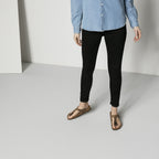 Sandalias Birkenstock Gizeh Tabacco Brown, calzado por modelo femenino, de pie