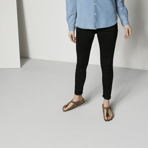 Sandalias Birkenstock Gizeh Tabacco Brown, calzado por modelo femenino, de pie