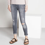 Sandalias Birkenstock Mayari Habana, calzado por modelo femenino, cuerpo entero