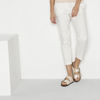 Sandalias Birkenstock Arizona Graceful Pearl White, calzado por modelo femenino, cuerpo completo de pie