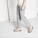Sandalias Birkenstock Arizona Silver, calzado por modelo femenino, caminando