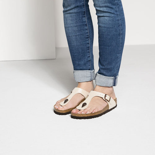 Sandalias Birkenstock Gizeh Graceful Pearl White, calzado por modelo femenino, primer plano de pies