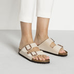 Sandalias Birkenstock Arizona Graceful Pearl White, calzado por modelo femenino, primer plano de pies