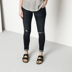Sandalias Birkenstock Arizona Birko-flor Black, calzado por modelo femenino, primer plano del tobillo