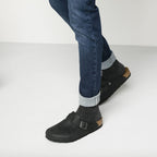 Zuecos Birkenstock Boston Oiled Black, calzado por modelo masculino, primer plano del tobillo