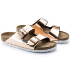 Sandalias Birkenstock Arizona Metallic Copper, vista principal, par en ángulo frontal