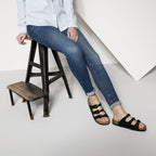 Sandalias Birkenstock Florida Black Soft, calzado por modelo femenino, sentada, en uso, imagen de estilo de vida