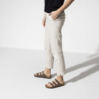 Sandalias Birkenstock Florida Mocha Soft, calzado por modelo femenino, perfil, cuerpo entero