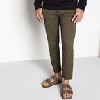 Sandalias Birkenstock Arizona Mocha, calzado por modelo masculino, primer plano del tobillo