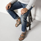 Sandalias Birkenstock Arizona Birko-flor Stone, calzado por modelo masculino, sentado