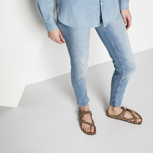 Sandalias Birkenstock Mayari Tabacco Brown, calzado por modelo femenino, primer plano del tobillo