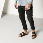 Sandalias Birkenstock Arizona Birko-flor Black, calzado por modelo masculino, primer plano del tobillo