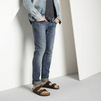 Sandalias Birkenstock Arizona Birko-flor Dark Brown, calzado por modelo masculino, cuerpo completo de pie