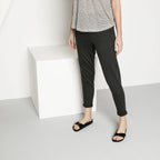 Sandalias Birkenstock Madrid EVA Black, calzado por modelo femenino, cuerpo completo de pie