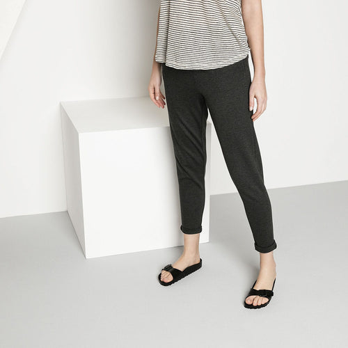 Sandalias Birkenstock Madrid EVA Black, calzado por modelo femenino, cuerpo completo de pie