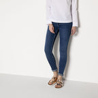 Sandalias Birkenstock Arizona Metallic Copper, calzado por modelo femenino, de cuerpo entero de pie
