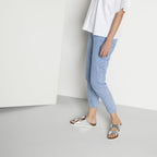 Sandalias Birkenstock Arizona Metallic Silver, calzado por modelo femenino, vista de perfil de piernas y pies