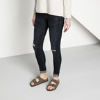 Sandalias Birkenstock Arizona Mocha, calzado por modelo femenino, primer plano del tobillo