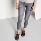 Zapatos Birkenstock London Habana, calzado por modelo femenino, cuerpo completo de pie