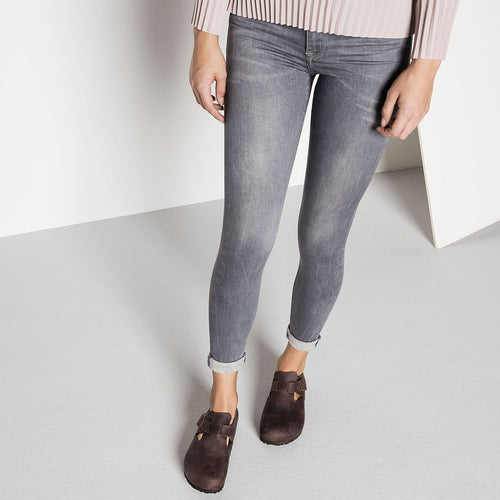 Zapatos Birkenstock London Habana, calzado por modelo femenino, cuerpo completo de pie