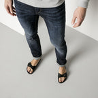 Sandalias Birkenstock Madrid EVA Black, calzado por modelo masculino, cuerpo completo de pie