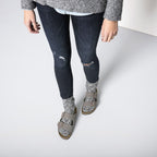 Sandalias Birkenstock Arizona Birko-flor Stone, calzado por modelo femenino, de pie