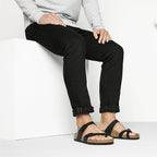Sandalias Birkenstock Mayari Black, calzado por modelo masculino, sentado