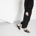 Sandalias Birkenstock Arizona Big Buckle Black, calzado por modelo femenino, cuerpo completo caminando