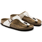 Sandalias Birkenstock Gizeh Graceful Pearl White, par completo en tres cuartos
