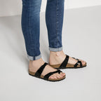 Sandalias Birkenstock Mayari Black Lack, calzado por modelo femenino, cuerpo completo de pie