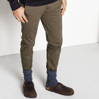 Zuecos Birkenstock Boston Oiled Leather Habana, calzado por modelo masculino, de pie