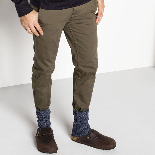 Zuecos Birkenstock Boston Oiled Leather Habana, calzado por modelo masculino, de pie